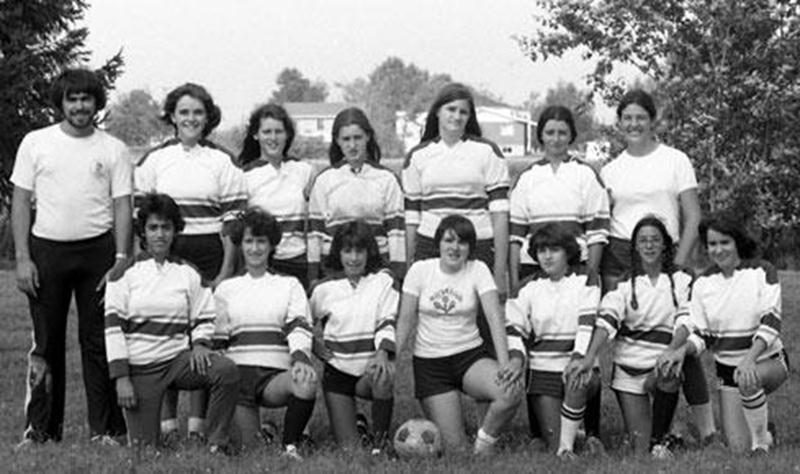 L'équipe féminine de soccer avec Luc Perreault.