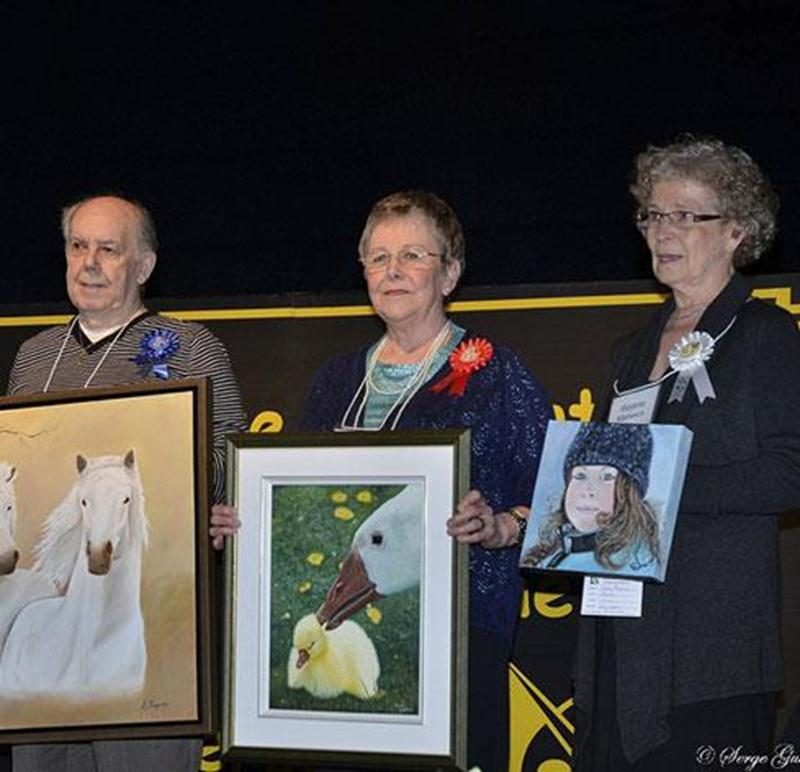 L'Atelier libre de peinture de Saint-Hyacinthe tenait sa 31 e exposition annuelle au Centre des arts Juliette-Lassonde de Saint-Hyacinthe les 12, 13 et 14 avril alors que 24 peintres de la région exposaient leurs toiles. C'est avec une très belle participation du public que le Coup de Coeur a été décerné aux personnes suivantes : de gauche à droite, Marcel Gagnon, 1 re position avec Trio au galop; Lise Gauttier, 2 e position avec Douce caresse; et Réjane Maheux, 3 e position avec Charlie.