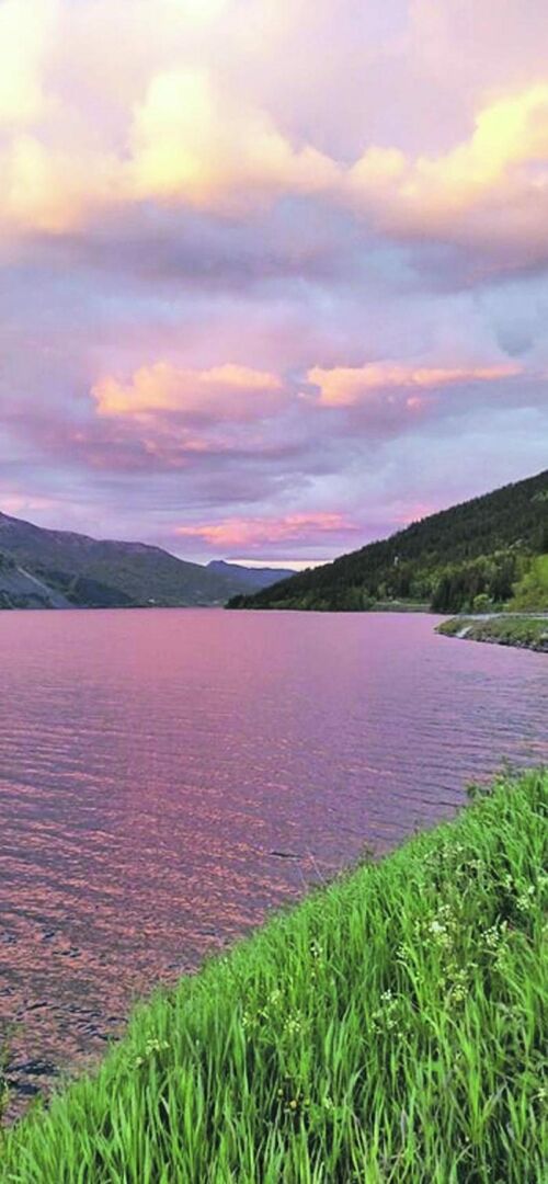 Vers 23 h, le soleil de Norvège entame sa lente descente, cédant le pas à un magnifique ciel ­couleur pastel. Photo Jean-Philippe St-Amand