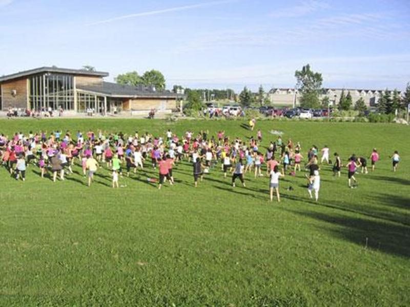 On peut dire que la première expérience de zumba en plein air proposée par le Service des loisirs a connu un vif succès! Les quatre séances tenues en juin ont attiré plus de 1 400 participants! Quatre autre séances gratuites sont prévues en juillet, toutefois, elles devaient se tenir au Centre nautique et vu la popularité de l’activité, elles se tiendront au parc Les Salines. Venez donc vous initier gratuitement au zumba les 7 et 9 juillet (si pluie, reprise le 10 juillet) ainsi que les 14 et 16