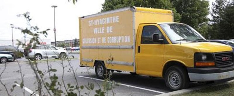Le Maskoutain Roger Guignard a apposé sur sa fourgonnette un message provocateur envers la Ville de Saint-Hyacinthe.