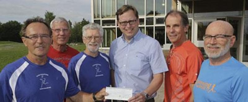Le Club athlétique Saint-Hyacinthe, dans le cadre du Défi Gérard-Côté, a remis récemment un chèque de 4 800 $ à la Fondation Denis-Chartier. Sur la photo on reconnaît, de gauche à droite, Marcel Trépanier, coordonnateur du Défi Gérard-Côté; Jean-Marc Roy et Normand Ménard, du Club athlétique Saint-Hyacinthe; Benoit Chartier, président de la Fondation Denis-Chartier et éditeur du Courrier de Saint-Hyacinthe; ainsi que Jean-Claude Bernard et René Jacques, également membres du Club athléthque.