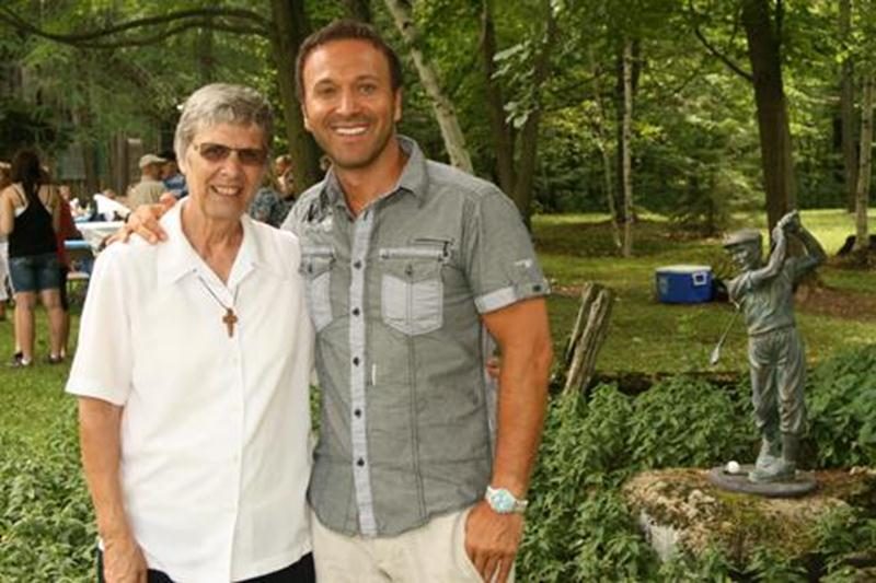 La 7<sup>e</sup> édition du tournoi de golf de la famille Legendre, de Sainte-Hélène, a permis d'amasser 7 200 $ au profit de l'orphelinat situé à Jacquemelle, à Haïti. Le lundi 25 juillet, 64 golfeurs ont sorti leurs bâtons sur les verts du Club de Golf d'Acton Vale, alors que 125 convives ont assisté à un pique-nique convivial chez Serge Legendre, à Sainte-Hélène. Comme à l'habitude, c'est Joël Legendre qui a assuré l'animation de la journée.