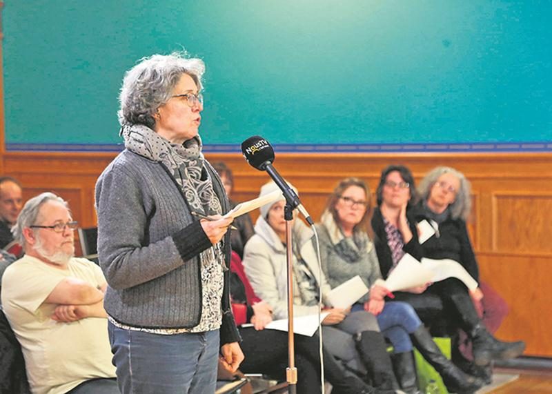 Andrée Rochon, du comité Logemen’mêle, se demande jusqu’où ira la Ville dans ses plans pour créer du stationnement au centre-ville. Photo Robert Gosselin | Le Courrier ©