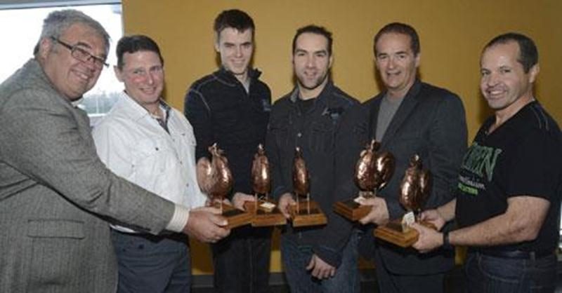 Sur la photo, dans l'ordre habituel, Robert Robert jr, président de la Société d'agriculture de Saint-Hyacinthe, Daniel Collette (Ferme Collette et Fils) (Soya) (Société d'agriculture de Verchères), Nicolas Riendeau (Ferme Conrad Riendeau et fils) (Orge) (Société d'agriculture de Rouville), Michael Blanchette (Ferme Bousquet Blanchette) (Luzerne) (Société d'agriculture de la Vallée des Maskoutains), Jocelyn Michon (Blé) (Société d'agriculture de la Vallée des Maskoutains) et Hubert Brodeur (Maïs