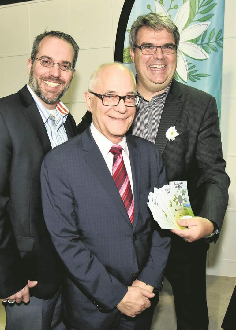 Benoît Bellavance, directeur général du Centre de bénévolat de Saint-Hyacinthe, Germain Benoit, président, et Stéphane Gagnon, président d’honneur de la campagne, invitent la population à leur faire une fleur en se procurant des billets-pétale, au coût de 2 $ seulement. Photo François Larivière | Le Courrier ©