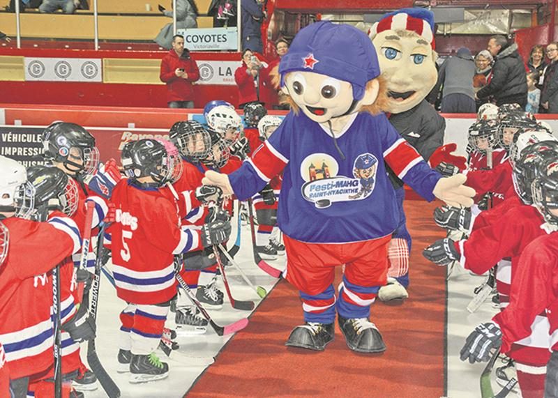 La mascotte officielle du Festi-Mahg, Rookie, a charmé les jeunes et les moins jeunes au cours de la fin de semaine. Photo François Larivière | Le Courrier ©