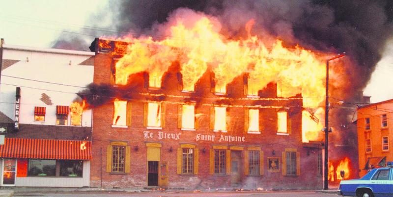 Le Vieux Saint-Antoine en proie aux flammes. Photographe inconnu