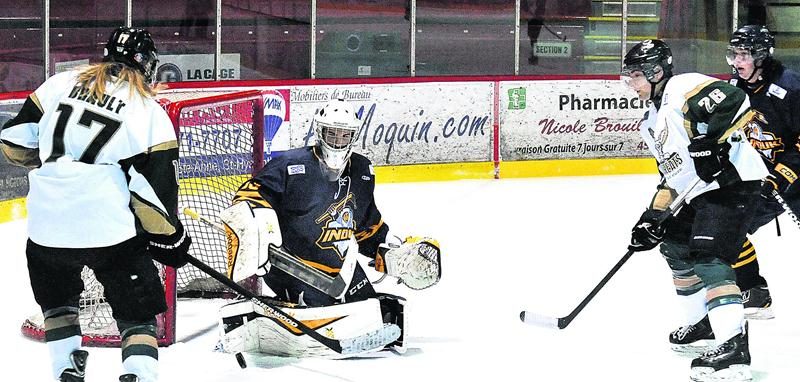 Sur la patinoire, les Lauréats n’ont pas été en mesure de contenir l’Inouk, qui s’est sauvé avec une victoire de 4 à 2 vendredi soir au Stade L.-P.-Gaucher. Photo François Larivière | Le Courrier ©