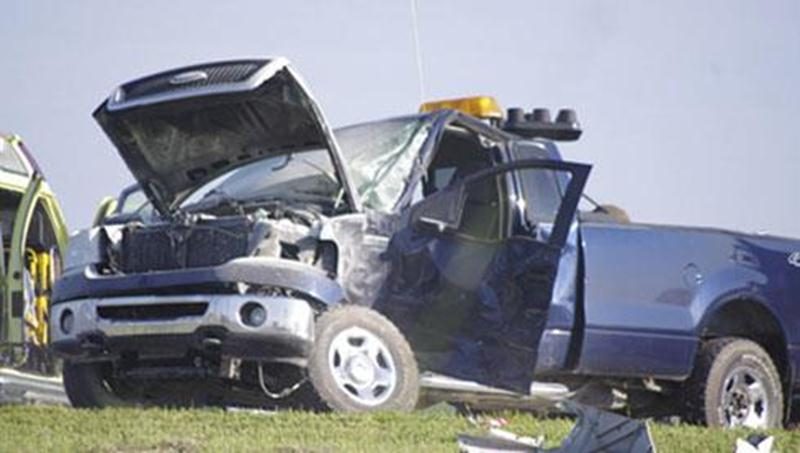 Un accident impliquant un poids lourd et une camionnette tirant une remorque a causé quelques problèmes à la circulation sur l'autoroute 20 en direction de Montréal à la hauteur du kilomètre 128 en matinée le 14 juin. Le conducteur du pick-up a perdu la maîtrise de son véhicule et s'est retrouvé perpendiculaire au trafic. Un poids lourd circulant dans cette voie l'a happé de plein fouet, provoquant même un incendie dans la camionnette. Les deux occupants ont pu sortir du véhicule, malgré des ble