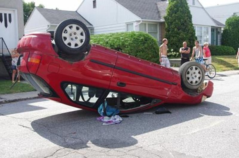 Un véhicule s'est retrouvé sur le capot après être entré en collision avec une automobile stationnée en bordure de la rue Saint-Luc à Saint-Hyacinthe. Le conducteur s'en tire avec des ecchymoses mineures et personne d'autre n'a été blessé lors de l'accident survenu le samedi 6 août en fin d'après-midi.