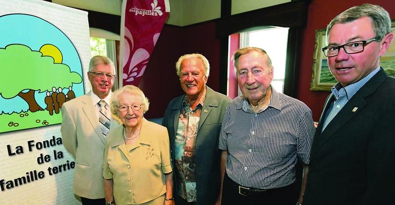 Sur la photo, dans l’ordre habituel, Claude Marchesseault, Huguette Giard-Gauvin, Jacques Proulx, Hermel Giard et le maire de Saint-Hyacinthe Claude Corbeil. Photo Robert Gosselin | Le Courrier ©