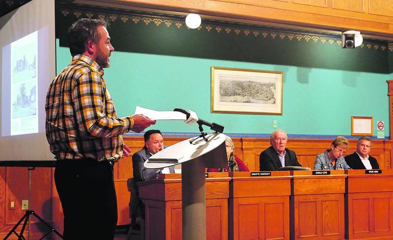 Le promoteur Stéphane Arès a tenté de convaincre les élus qu’il n’y plus rien à faire avec la E.T. Corset.Photo Robert Gosselin | Le Courrier ©