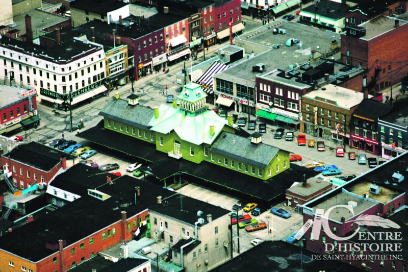 Vue aérienne du secteur marché-centre, 1973, CH116 AP-5824 002. Photo Centre d’histoire