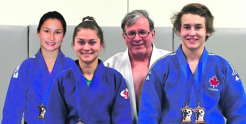 Audrey Poirier, Ève Arès, Simon Dufour (absent) et Benjamin Daviau sont montés sur le podium lors de l’Omnium du Québec. Ils entourent l’entraîneur Louis Graveline.