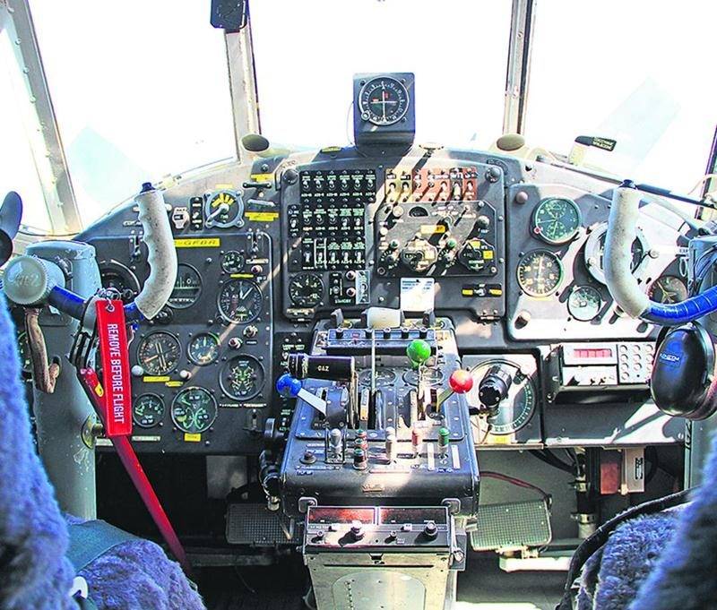 Le cockpit de l’avion qui mènera l’équipage au Groenland. Photo François Larivière | Le Courrier ©