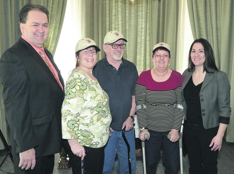 La Randonnée de l’espoir pour la sclérose en plaques aura lieu le 26 avril. Dans l’ordre habituel : Alain Leclerc, conseiller et maire suppléant, Nadine Maheux, Jean-Paul Nault, Ginette Beaulieu et Jacynthe Daigle, directrice de la Sclérose en plaques St-Hyacinthe-Acton.  Photo François Larivière | Le Courrier ©
