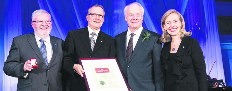 Jacques Sylvestre pose en compagnie de Mario Dussault, président de Caisse Desjardins de Saint-Hyacinthe, Luc Forand, président du Conseil ­régional Richelieu-Yamaska et Monique F. Leroux, présidente et chef de la direction du Mouvement des Caisses Desjardins du Québec, au moment de recevoir l’Ordre du mérite coopératif et mutualiste au 4e degré.