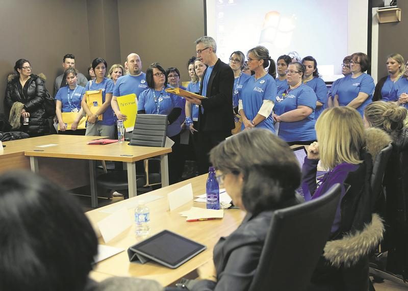 Plusieurs membres de la FIQ ont témoigné de la réalité qu’ils vivent au travail devant les administrateurs du CISSSME. Photo Robert Gosselin | Le Courrier ©
