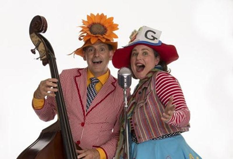 Après 21 ans à chanter pour les enfants, les divertir et les animer, Gribouille Bouille lance finalement son premier album avec son complice Bonbon d'Amour. Travaillé en studio avec Alain Leblanc sous l'étiquette de Studio Baluchon, <em>Gribouille Bouille : Chansons</em> regroupe 16 titres composés par l'interprète de Gribouille, Julie Royer. Sur cet album, l'auteure-compositrice-interprète chante aux tout-petits et aux plus grands son amour des livres, des voyages et des mots, tandis que Bonbon