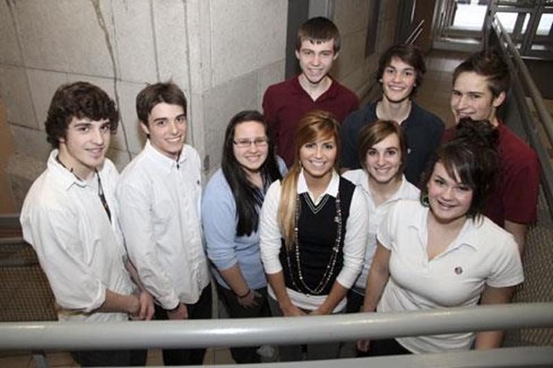 Neuf élèves de l'École secondaire Saint-Joseph ont tenté leur chance au Concours jeunesse d'art oratoire Entreprendre en présentant devant leurs pairs leur conception de la réussite. Marilyn Drolet et Félix Keurentjes ont terminé respectivement en première et deuxième position, se taillant du même coup une place à la finale régionale qui se tiendra le 23 avril, à Montréal. Sur la photo des participants, on reconnaît au premier rang : Louis Provost (quatrième place), Félix Dupré-Ouellet, Maude Bo