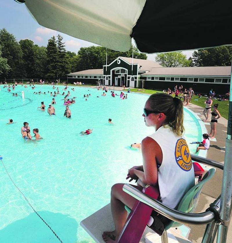 La piscine Laurier demeure le seul bassin public accessible en Ville pour se rafraîchir. Photo Robert Gosselin | Le Courrier ©