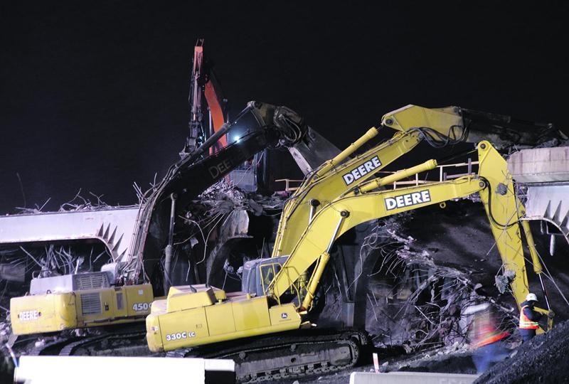 Un morceau de béton est tombé sur une nacelle durant la démolition du viaduc Laframboise, blessant un travailleur. Photo Dominique St-Pierre