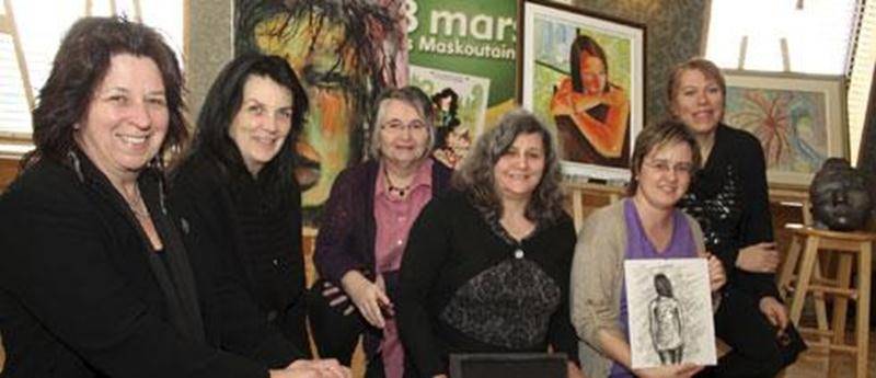 L'auteure-compositrice Sylvie Genest, à gauche, pose ici en compagnie d'artistes de la région qui exposeront certaines de leurs oeuvres dans le cadre de la Journée Internationale des femmes. Une initiative du comité Les 8Marskoutaines.