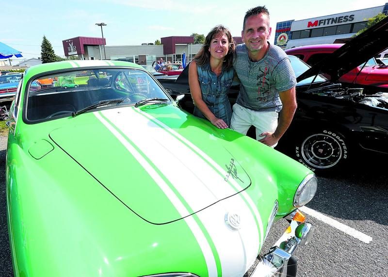 Ce couple de Sainte-Madeleine a pu retracer l’historique de leur Volkswagen Karmann Ghia 1968 en discutant avec d’autres passionnés aux Vieux-Mercredis. Un Valois avait importé cette voiture au Québec à l’époque. Photo Robert Gosselin | Le Courrier ©