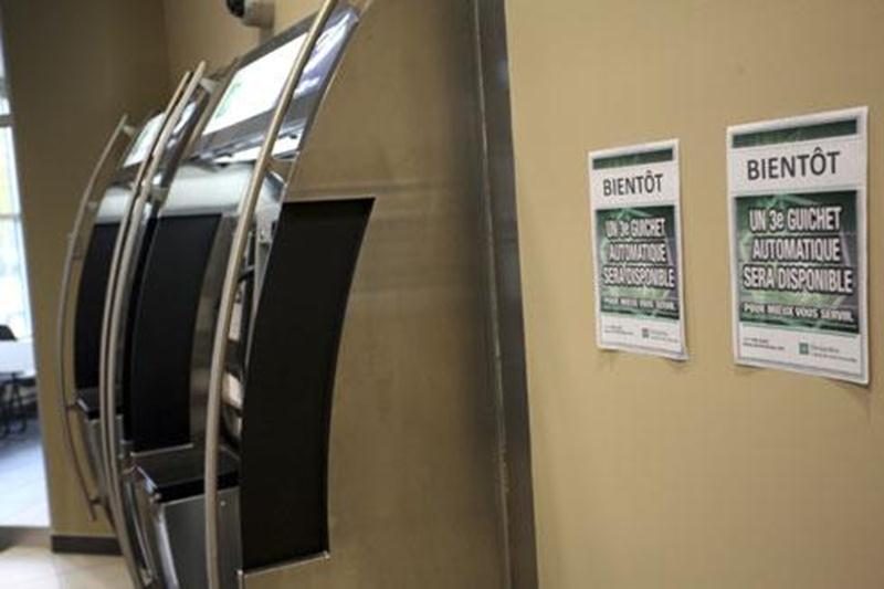 Les clients de la Caisse Douville seront heureux d'apprendre qu'un troisière guichet automatique sera bientôt installé.