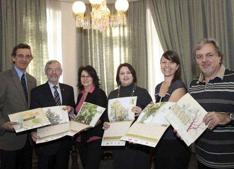 Les principaux artisans derrière la réalisation du calendrier municipal 2013 de la Ville de Saint-Hyacinthe.