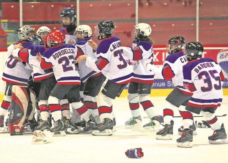 C’était l’euphorie sur la patinoire lorsque les dernières secondes de la finale se sont écoulées pour confirmer la victoire des Maskas dans la classe pee-wee B. Photo Robert Gosselin | Le Courrier ©