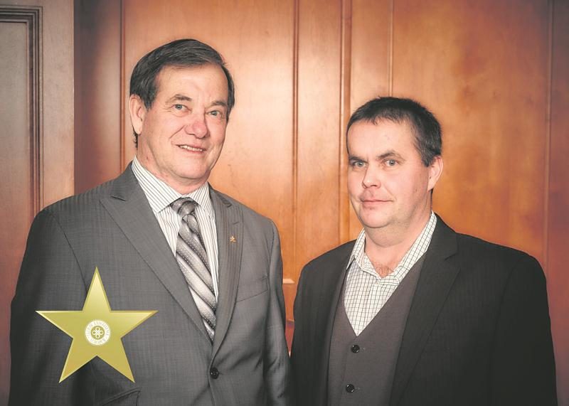 De gauche à droite : Serge Riendeau, président d’Agropur et Martin Lussier.  Photo Éric Lajeunesse