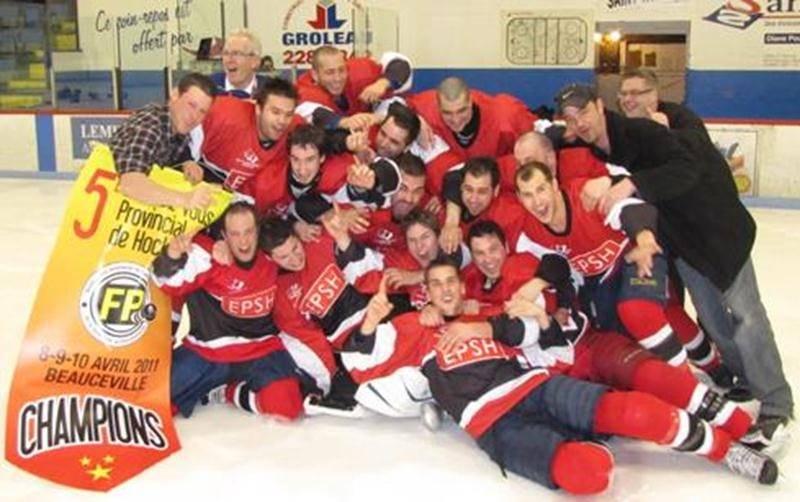 La Machine Rouge de l'ÉPSH, championne 2011 du tournoi provincial de hockey des centres de formation professionnelle.