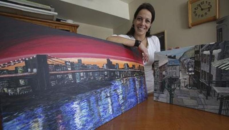 Julie Marie-Claude Lemaire s'adonne à la peinture depuis seulement un an et tente de faire sa place dans le domaine artistique puisqu'elle a décidé d'en faire son métier.