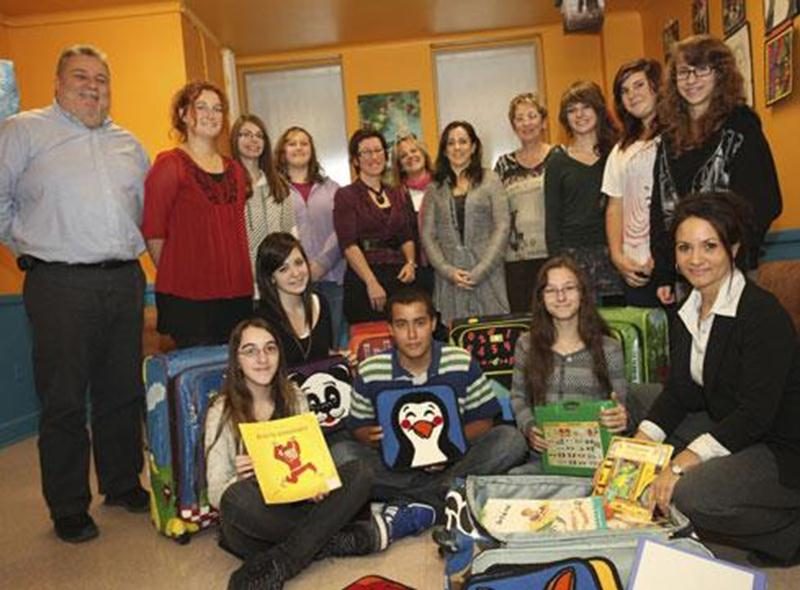 Sylvain Fugère, directeur de l'école secondaire Casavant; Stéphanie Blouin-Bérard, enseignante; Ariane Viens et Andrée-Anne Castonguay, élèves; Isabelle Giguère, coordonatrice APAJ; Lucie Duhamel, directrice adjointe pédagogique au CPE Les Coquelicots; Pascale Major, directrice du Centre de la Famille Saint-Pie; Françoise Desautels, organisatrice communautaire au CSSSRY; Solèn Grenon, Daphnée Lapres, Delphine Lacasse, Émilie Bélensky, Corallie Houde, Samuel Désormeaux et Joanie Duquette, élèves