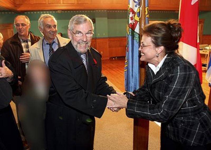 La photo « litigieuse » de la soirée électorale de novembre 2009 avec le maire Claude Bernier et sa petite-fille.