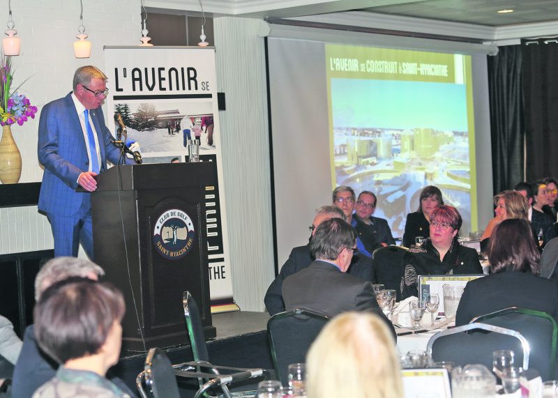 Le maire de Saint-Hyacinthe, Claude Corbeil, a animé mardi son quatrième « diner du maire » à la Chambre de commerce de la grande région de Saint-Hyacinthe.   Photo Robert Gosselin | Le Courrier ©