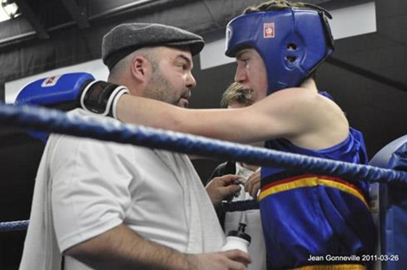Quatre boxeurs de l'école de boxe Les Apprentis Champions ont pris part à un gala tenu à Chibougamau, le samedi 15 octobre. En classe 56 kg junior, Samuel Lajoie (avec son entraîneur Steve Choquette sur la photo) a remporté haut la main son combat d'exhibition. Son coéquipier Samuel Dubé, évoluant en classe 48 kg juvénile, s'est incliné au compte de 16-9 aux mains d'Olivier Vaillancourt, de Jonquière. Antoine Bernier (34 kg cadet) a quant à lui perdu son combat défi contre Danick Morin, tandis q