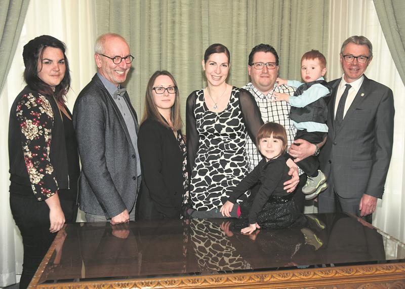 On reconnaît, dans l’ordre habituel : Janie Fontaine, coordonatrice marketing aux Galeries St-Hyacinthe, Pierre Rhéaume, président d’honneur du Défi têtes rasées de Saint-Hyacinthe, Katherine Rousseau, chargée de projets, développement philantropique à Leucan Montérégie, la famille porte-parole composée de Joëlle Séguin, Janin Bélanger et leurs enfants Victoria et Émile-Henri, et le maire de Saint-Hyacinthe Claude Corbeil.    Photo François Larivière | Le Courrier ©