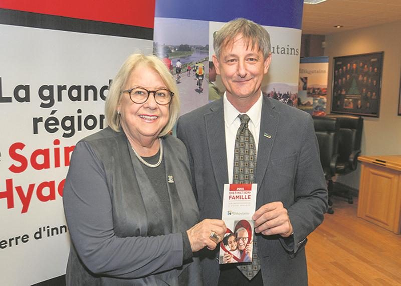 La préfet de la MRC des Maskoutains et maire de Saint-Bernard-de-Michaudville, Francine Morin,  et le vice-président de la Commission permanente de la famille et maire de Sainte-Madeleine, André Lefebvre, au lancement de la 6e édition du Prix Distinction-Famille.