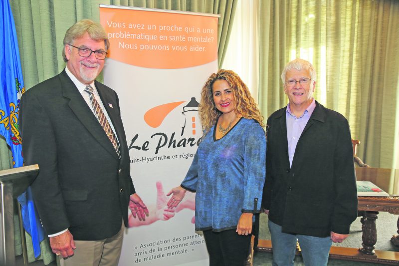 Le porte-parole bénévole Marc Perreault pose en compagnie de la directrice générale du Phare, Angelika Gil, et du président du C.A., Gaston Roy. Photo Robert Gosselin | Le Courrier ©