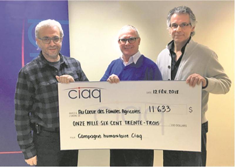 Mario Hébert, directeur général du CIAQ, remet un chèque de 11 633 $ à Jaclin Bisaillon, président de l’ACFA, et à René Beauregard, directeur général de l’ACFA.
