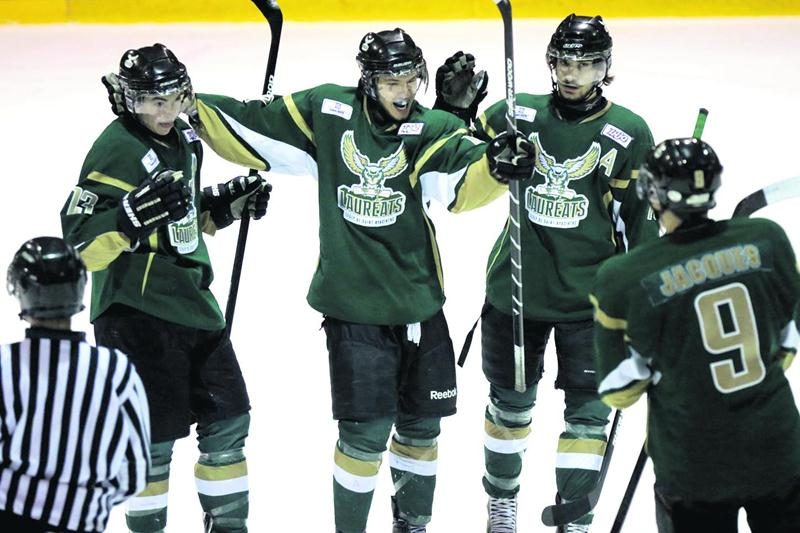 Malgré une avance de deux buts avec cinq minutes à faire au match contre l’Arctic de Saint-­Léonard, les Lauréats n’ont pas été en mesure de mettre fin à leur séquence de défaites. Photo Robert Gosselin | Le Courrier ©