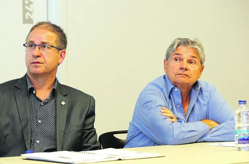 Le directeur du service de l’Urbanisme, Yvan Gatien et le promoteur Gilles Lépine, de Bellus, durant l’exposé de Bernard Serge Gagné, de la firme ABCP. Photo Robert Gosselin | Le Courrier ©