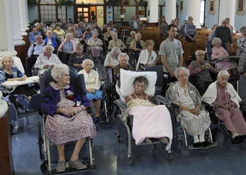 Douze centenaires résidents du Centre d'hébergement Hôtel-Dieu-de-Saint-Hyacinthe ont été honorés le jeudi 22 septembre lors d'une messe. Dix d'entre eux sont présent sur la photo prise lors de la célébration, dont Gisèle Allard, Jeanne Messier, Simone Provost, Angélina Benoît, Ernestine Toupin, Thérèse Côté, Julie Rioux, Marguerite Gaucher, Léopold St-Laurent et Armandine Marchessault.