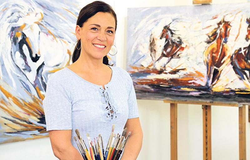 Manon Tétreault travaille sur une série sur les chevaux en vue d’un symposium à Bromont et prépare la fermeture de sa galerie durant le mois de septembre. Photo Robert Gosselin | Le Courrier ©