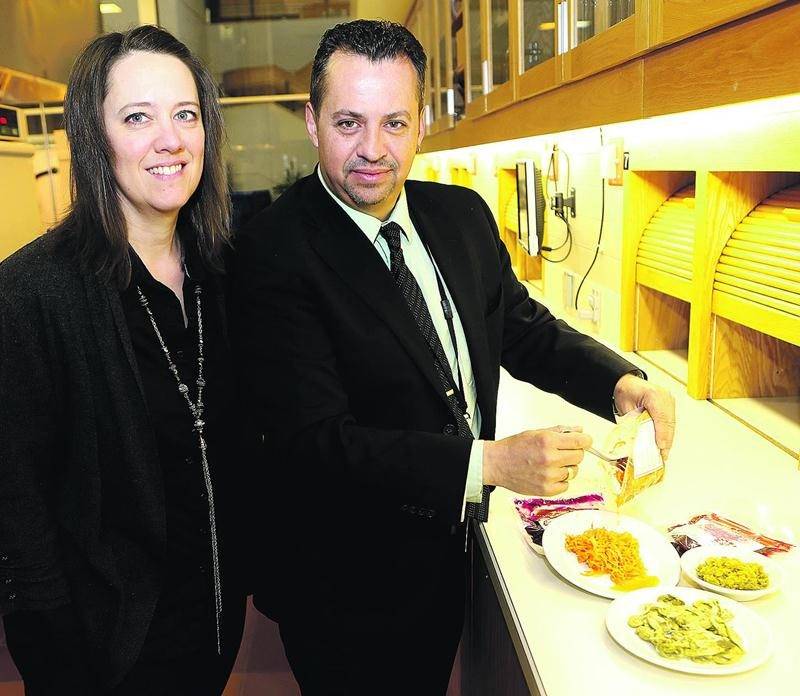 Le chercheur Tony Savard et son assistante Julie Barrette travaillent sur la fermentation des légumes au Centre de recherche et de développement sur les aliments de Saint-Hyacinthe. Photo Robert Gosselin | Le Courrier ©