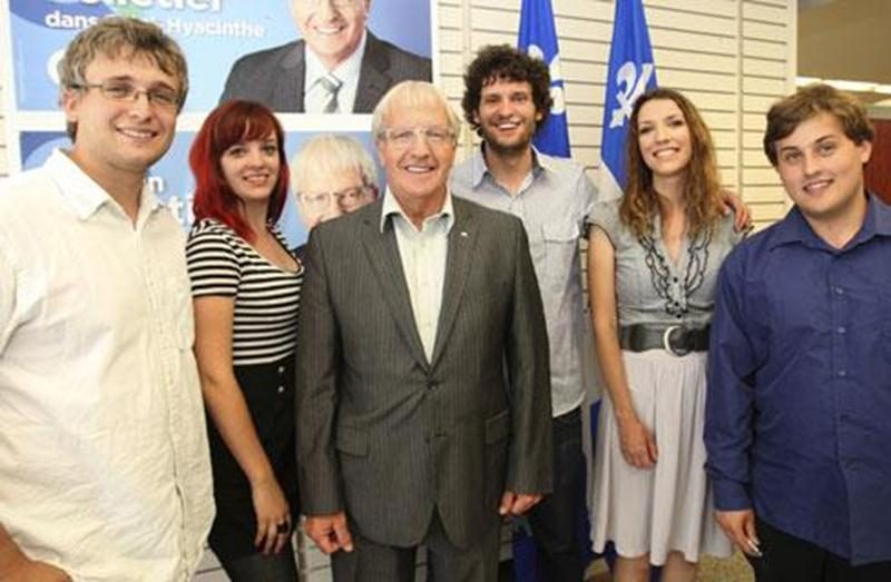 Le député de Saint-Hyacinthe et candidat du Parti québécois, Émilien Pelletier, entouré des membres du Comié national des jeunes du PQ qui lui ont rendu visite : Émile Grenier-Robillard, Julie Durand, Alexandre Banville, président du Comité, Sabrina Plante et Nicolas Hamel-Côté.