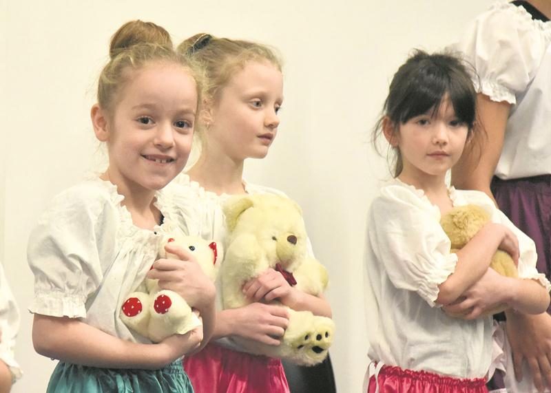 « Notre version est plus mignonne que celles que vous verrez ailleurs parce qu’il y a des petits enfants dedans! », insiste Evelyne Labrecque.  Photo François Larivière | Le Courrier ©